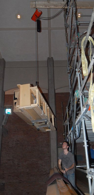 DSC_4677.JPG - Hoisting the wind chest over the scaffolding railing.