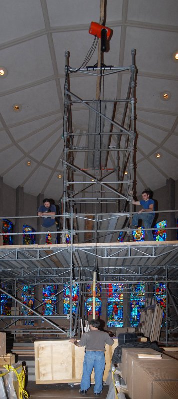 DSC_5040.JPG - Preparing to hoist another wind chest.