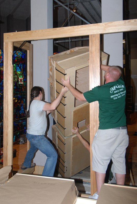 DSC_5403.JPG - Tight squeeze behind the columns and it has to go right behind the columns when installed.