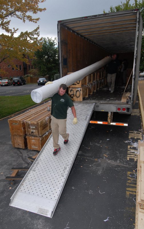 DSC_6280.JPG - Last facade pipe coming out of the truck.