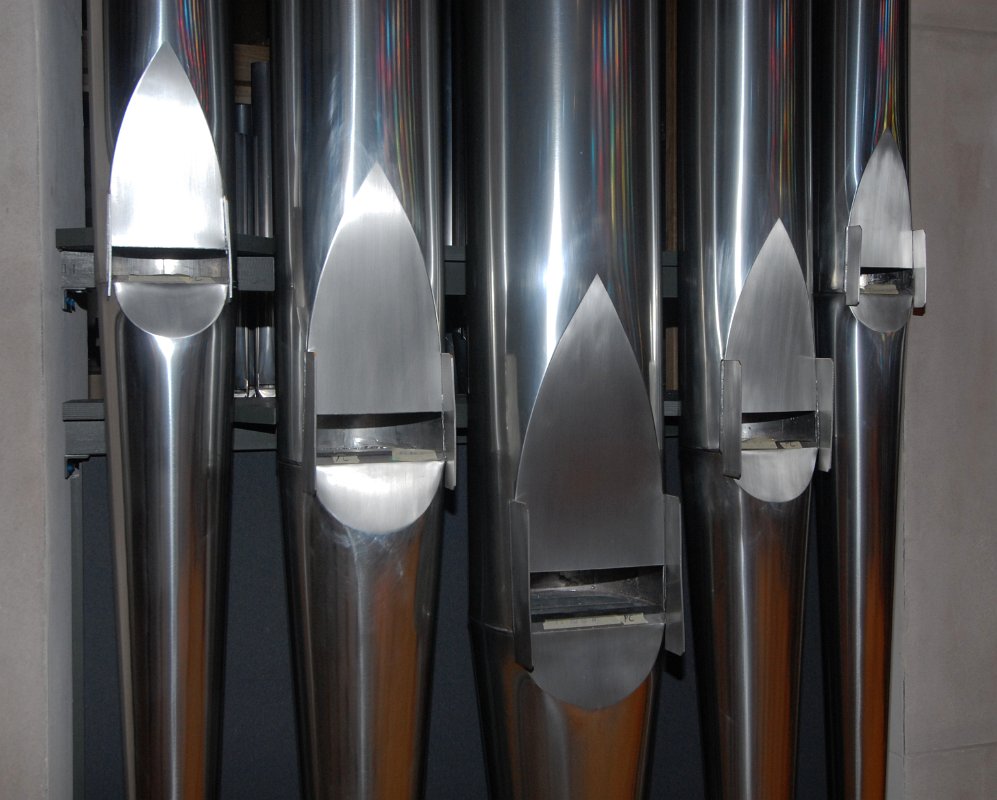 DSC_6355.JPG - Closeup of te mouths of one set of facade pipes.